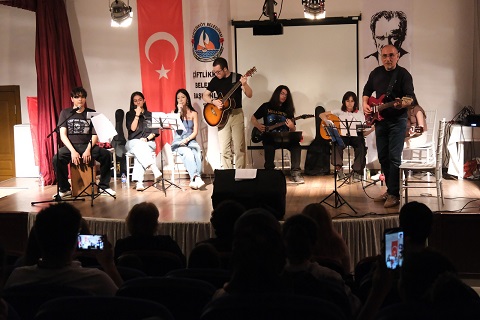 Çiftlikköy’de Gitar Kursiyerlerinin Konseri Beğeni Topladı